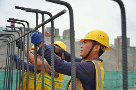 工人正在绑扎钢筋。刘旖旎 摄